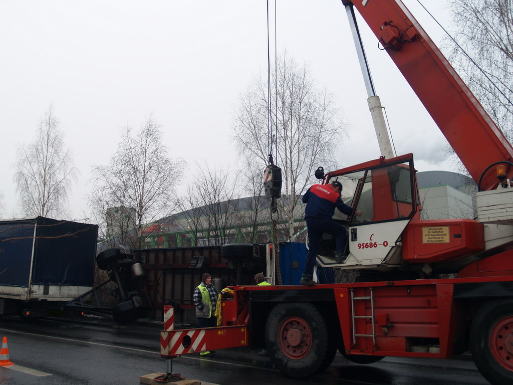 LKW Anhaenger umgekippt Koeln Niehl Geestemuenderstr Industriestr P23.JPG